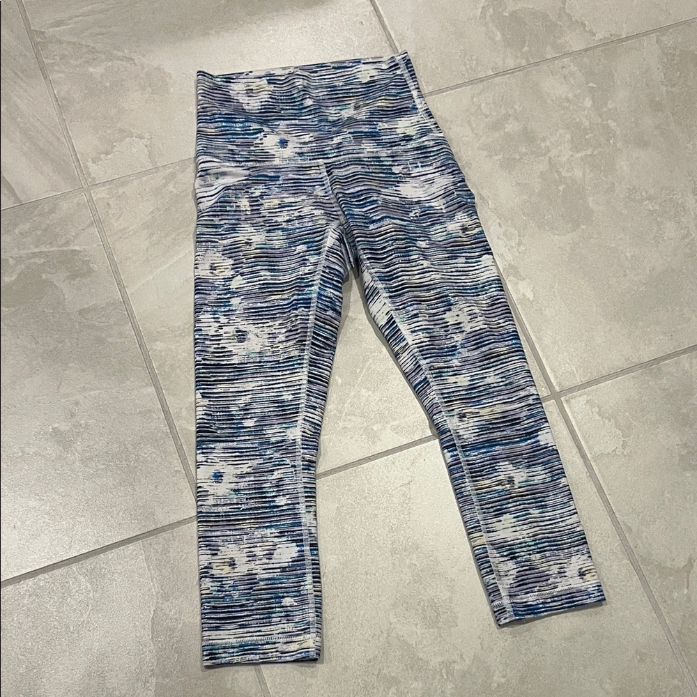 Stylish Blue Patterned Capri Leggings